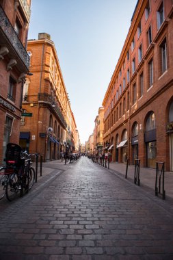 Toulouse, Fransa : 2019 15 Eylül : Toulouse, Fransa'da Güneşli bir günde Cityscape.