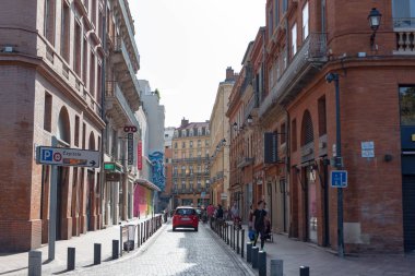 Toulouse, Fransa : 2019 15 Eylül : Toulouse, Fransa'da Güneşli bir günde Cityscape.