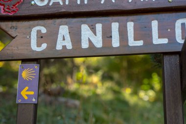 Canillo, Andorra - 27 Eylül 2019: Andorra 'daki Canillo kasabasındaki dağın tepesindeki Gall de Bosc patikasının işareti.
