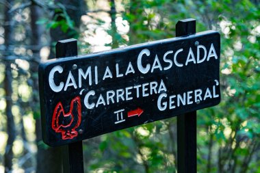 Canillo, Andorra - 27 Eylül 2019: Andorra 'daki Canillo kasabasındaki dağın tepesindeki Gall de Bosc patikasının işareti.