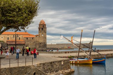 Occitania 'nın turistik şehri Colliure' de güzel bir sonbahar günü Fransa 'nın Notre Dames des Anges kilisesinde..