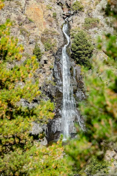 Cascada de Moles, parroquia de Canillo, Andorra en otoño . — Foto de Stock