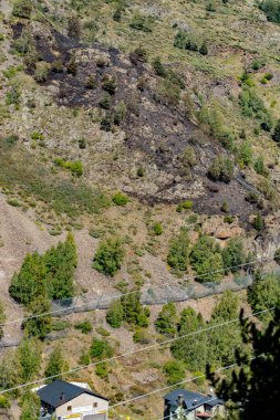 Canillo, Andorra 'daki La Costa Dağı' nda yangın çıkmış..