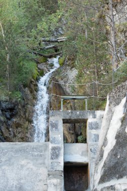 Canillo, Andorra - 27 Eylül 2019: Andorra 'daki Canillo kasabasındaki dağın tepesindeki Gall de Bosc patikasının işareti.