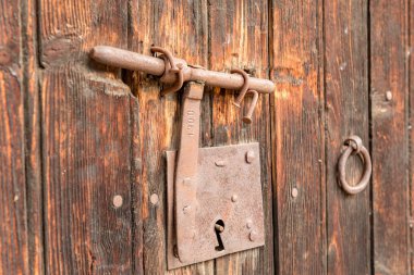 Dış tasarım için yuvarlak metal düğmeleri olan eski bir kapı. Antika ve grunge tarzı. Kahverengi ahşap yüzey kapısı fotoğrafçılık