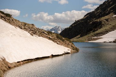 Güzel Querol Gölü Incles Vadisi 'ndeki dağ sığınağında, Canillo, Andorra.