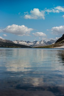 Güzel Querol Gölü Incles Vadisi 'ndeki dağ sığınağında, Canillo, Andorra.