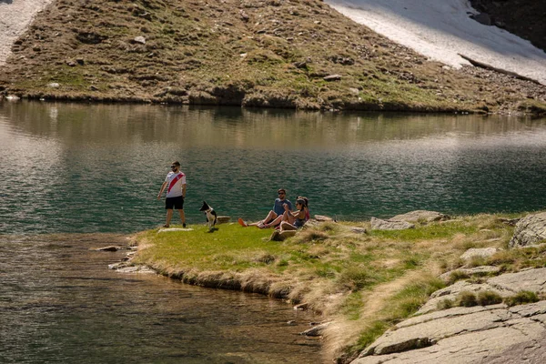 Canillo Andorra 2020 May Молоді Люди Beautiful Querol Lake Mountain — стокове фото