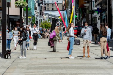 Andorra La Vella, Andorra: 22 Ağustos 2019: Comercial Street 'te Meritxell adında insanlar yürüyor. Andorra la Vella, Andorra