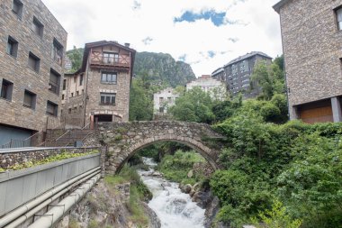 ESCALDES-ENGORDANY, ANDORRA - 2020 Juny 8: La Tosca Köprüsü üzerindeki Madriu Nehri ve Andorra 'daki küçük Escaldes-Engordany kasabasında küçük bir kar gününde evler.
