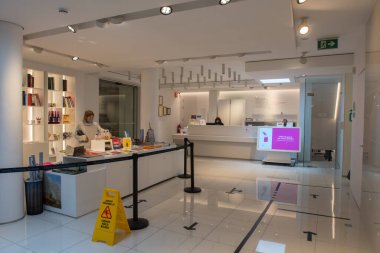 Escaldes - Engordany, Andorra - 17 Haziran 2020: Müzenin ana salonu Carmen Thyssen. Müze 17 Haziran 2020 tarihinde Andorra 'da önemli bir nesne olarak kalmaktadır..