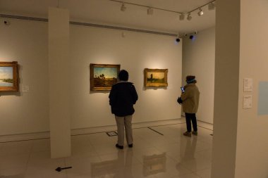 Escaldes - Engordany, Andorra - 17 Haziran 2020: Carmen Thyssen müzesini ziyaret edenler. Müze 17 Haziran 2020 tarihinde Andorra 'da önemli bir nesne olarak kalmaktadır..