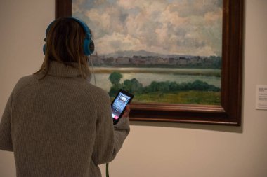 Escaldes - Engordany, Andorra - 17 Haziran 2020: Carmen Thyssen müzesini ziyaret edenler. Müze 17 Haziran 2020 tarihinde Andorra 'da önemli bir nesne olarak kalmaktadır..