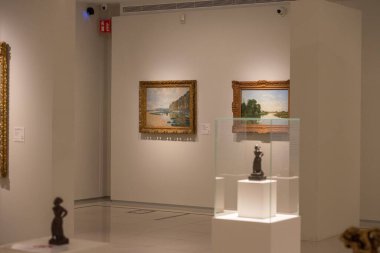 Escaldes - Engordany, Andorra - 17 Haziran 2020: Carmen Thyssen müzesinde sanat eserleri. Müze 17 Haziran 2020 tarihinde Andorra 'da önemli bir nesne olarak kalmaktadır..