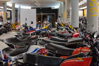 Canillo, Andorra - 19 Haziran 2020: Eski motosiklet Harley Davidson 19 Haziran 2020 'de Canillo, Andorra' daki Motosiklet Müzesi 'nde ortaya çıktı..