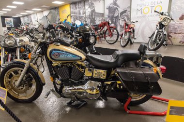 Canillo, Andorra - 19 Haziran 2020: Eski motosiklet Harley Davidson 19 Haziran 2020 'de Canillo, Andorra' daki Motosiklet Müzesi 'nde ortaya çıktı..