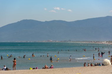 Canet en Roussillon, Fransa: 21 Haziran 2020: Sahildeki insanlar. Fransa 'nın Akdeniz kıyısındaki Canet en Roussillion kasabasında güneşli bir gün..