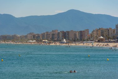 Canet en Roussillon, Fransa: 21 Haziran 2020: Sahildeki insanlar. Fransa 'nın Akdeniz kıyısındaki Canet en Roussillion kasabasında güneşli bir gün..