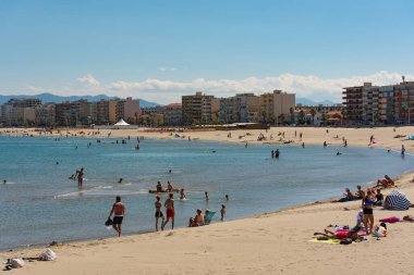 Canet en Roussillon, Fransa: 21 Haziran 2020: Sahildeki insanlar. Fransa 'nın Akdeniz kıyısındaki Canet en Roussillion kasabasında güneşli bir gün..
