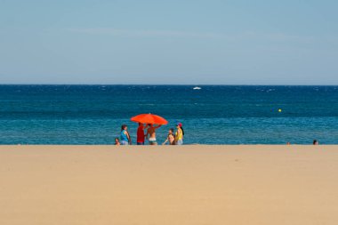 Canet en Roussillon, Fransa: 21 Haziran 2020: Sahildeki insanlar. Fransa 'nın Akdeniz kıyısındaki Canet en Roussillion kasabasında güneşli bir gün..
