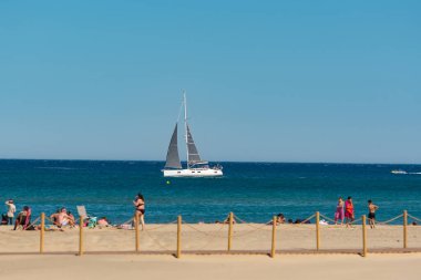 Canet en Roussillon, Fransa: 21 Haziran 2020: Sahildeki insanlar. Fransa 'nın Akdeniz kıyısındaki Canet en Roussillion kasabasında güneşli bir gün..