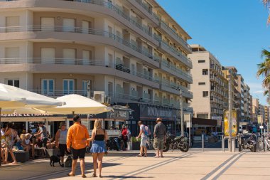 Canet en Roussillon, Fransa: 21 Haziran 2020: İnsanlar Fransa 'nın Akdeniz kıyısındaki Canet en Roussillion kentinin deniz geçidinde yürüyorlar.