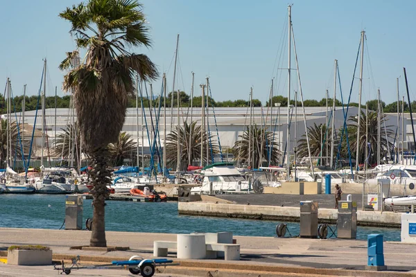フランス ルシヨン運河 2020年6月21日 晴れの日のルシヨン港 地中海のフランス ルシヨン運河の観光都市 — ストック写真