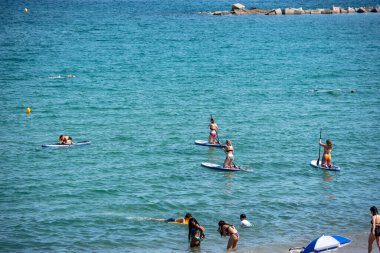 BARCELONA, 26 Haziran 2020: COVID 19 Haziran 2020 tarihinde İspanya 'nın Barselona kentinde yaz aylarında Olimpiyat Limanı.