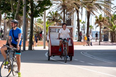 BARCELONA 26 Haziran 2020: COVID 19 Haziran 2020 'de İspanya' nın Barselona kentinde yaz aylarında Barceloneta plajı.