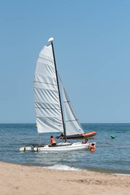 Castelldefels, İspanya: 25 Haziran 2020: COVID 19 Haziran 2020 'den sonra yazın Barselona' da Castelldefels sahilinde tekneler.