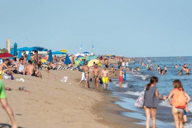Castelldefels, İspanya: 25 Haziran 2020: COVID 19 Haziran 2020 'den sonra yazın Barselona' da Castelldefels plajında insanlar.