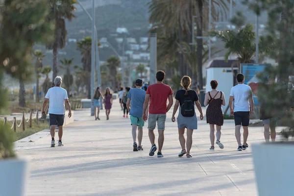 Castelldefels Spanje 2020 Juni Mensen Lopen Zomer Kustlijn Van Castelldefels — Stockfoto