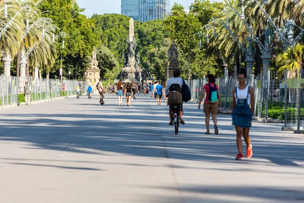 Barcelona Spanje Juni Mensen Lopen Arc Triomf Bezienswaardigheid Ciutat Vella — Stockfoto