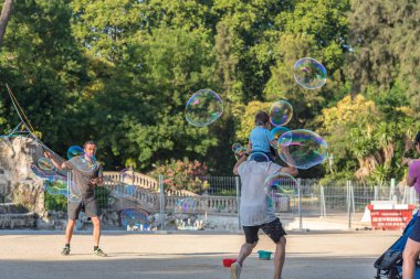 Barcelona, İspanya: 26 Haziran 2020: İnsanlar COVID 19 Haziran 2020 'den sonra Barcelona' daki Parque de la Cuidadella 'da eğleniyor.