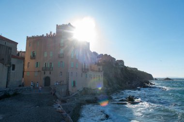 Coliure, Fransa: 2020 Haziran 22: Fransa 'nın Akdeniz kıyısındaki popüler bir tatil beldesi olan Collioure kentindeki insanlar.