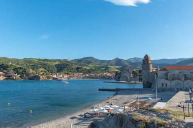 Collioure, Fransa - 21 Temmuz 2020: Occitania 'nın Collioure kentinde Fransa' nın Notre Dames des Anges kilisesinde güzel bir sonbahar günü.