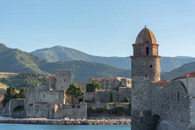 Occitania 'nın turistik şehri Colliure' de güzel bir sonbahar günü Fransa 'nın Notre Dames des Anges kilisesinde..