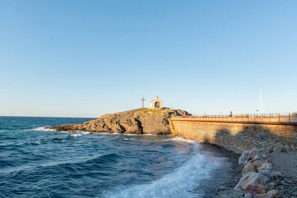 Τουρίστες Κοντά Στο Παρεκκλήσι Του Αγίου Βικεντίου Στη Θάλασσα Της — Φωτογραφία Αρχείου