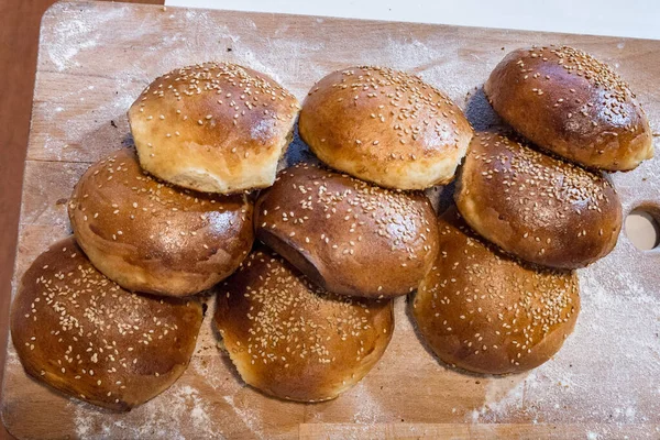 Zelfgebakken Brood Tafel Met Licht Wit Meel — Stockfoto