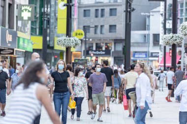 Andorra La Vella, Andorra: 2020 Temmuz 06: Comercial Street 'te insanlar COVID19' dan sonra Meritxell adını aldı. Andorra la Vella, Andorra