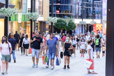 Andorra La Vella, Andorra: 2020 Temmuz 06: Comercial Street 'te insanlar COVID19' dan sonra Meritxell adını aldı. Andorra la Vella, Andorra
