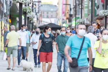 Andorra La Vella, Andorra: 2020 Temmuz 06: Comercial Street 'te insanlar COVID19' dan sonra Meritxell adını aldı. Andorra la Vella, Andorra