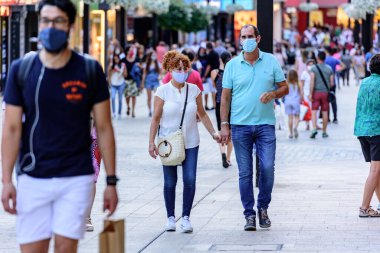 Andorra La Vella, Andorra: 2020 Temmuz 06: Comercial Street 'te insanlar COVID19' dan sonra Meritxell adını aldı. Andorra la Vella, Andorra