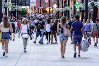 Andorra La Vella, Andorra: 2020 Temmuz 06: Comercial Street 'te insanlar COVID19' dan sonra Meritxell adını aldı. Andorra la Vella, Andorra