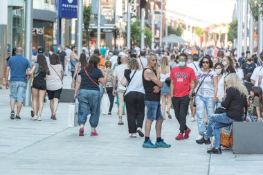 Andorra La Vella, Andorra: 2020 Temmuz 06: Comercial Street 'te insanlar COVID19' dan sonra Meritxell adını aldı. Andorra la Vella, Andorra