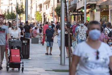 Andorra La Vella, Andorra: 2020 Temmuz 06: Comercial Street 'te insanlar COVID19' dan sonra Meritxell adını aldı. Andorra la Vella, Andorra