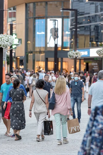 Andorra La Vella, Andorra: 2020 Temmuz 06: Comercial Street 'te insanlar COVID19' dan sonra Meritxell adını aldı. Andorra la Vella, Andorra
