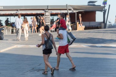 Kadavralar, İspanya: 07 Temmuz 2020: İspanya 'nın Kadavra köyünün plaj ve evlerindeki insanlar 07 Temmuz 2020 tarihinde.