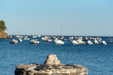 Kadavra, İspanya: 07 Temmuz 2020: İspanya 'nın Kadavra köyünün sahillerinde ve evlerinde tekneler 07 Temmuz 2020' de.