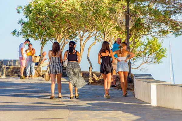 Cadaques Spagna Luglio 2020 Persone Spiaggia Case Del Villaggio Cadaques — Foto Stock